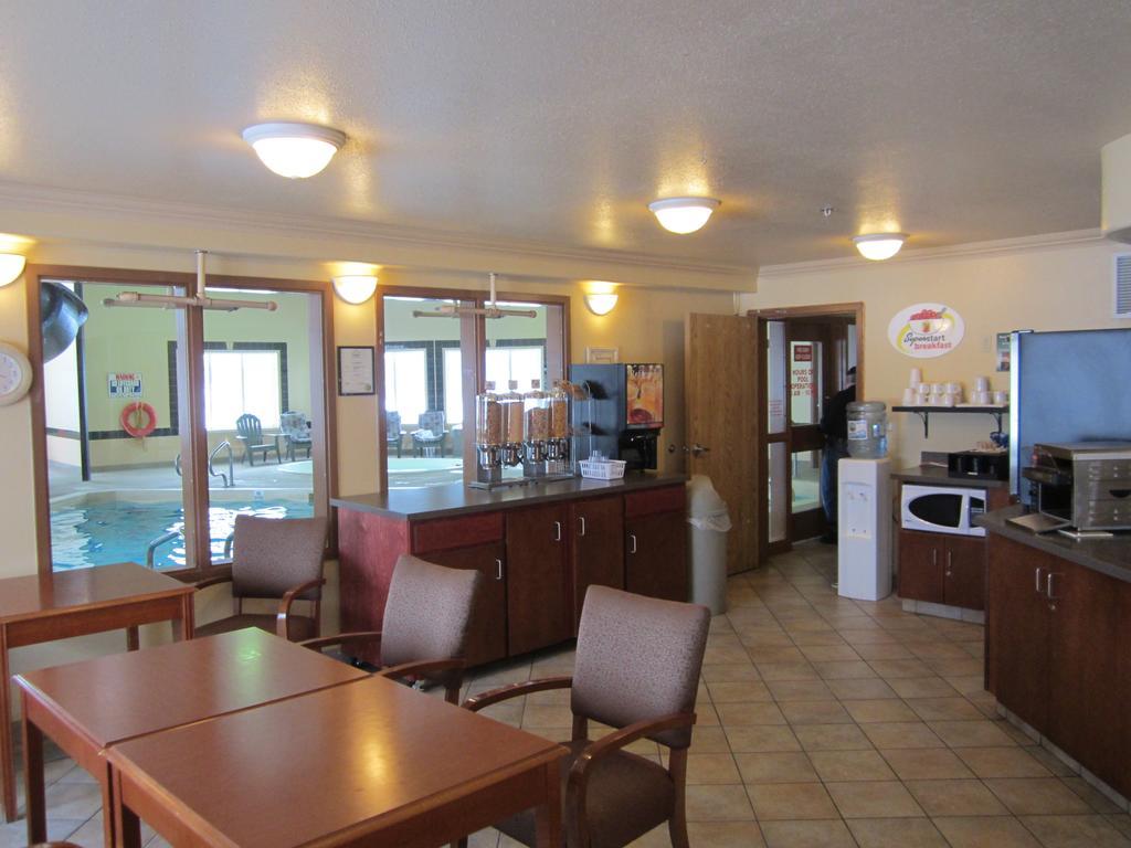 Super 8 By Wyndham Fort Nelson Bc Exterior foto